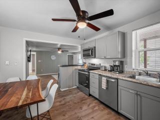 Bloomfield, Pittsburgh Bright and Spacious TWO Bedroom Apt with Free Parking - Pittsburgh - 1