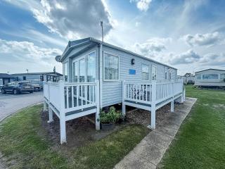 Lovely 6 Berth Caravan With Decking Nearby Pakefield Beach Ref 68006Cl - Lowestoft - 0