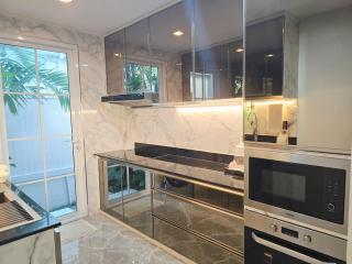 Elegant Home 5min walk to Maria Pizzeria 5min drive to Central WestGate - 2