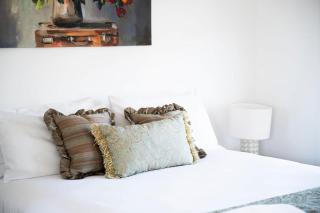 The Elm Apartments - The Gold Room - 4
