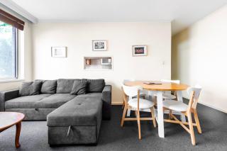 1-Bedroom Apartment with Complete Desk Setup - Melbourne - 2
