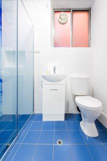 1-Bedroom Apartment with Complete Desk Setup - Melbourne - 5