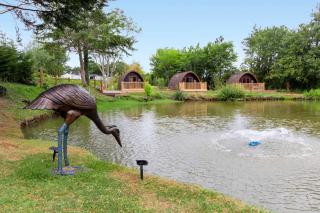 Lakeside Haven - Fishing Lakes, Heated Outdoor Swimming Pool on Sister Park 500yds -Short Stays UK - 8