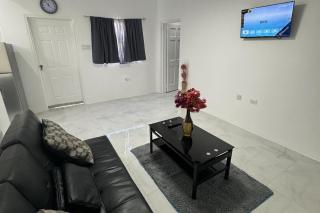1 Bed - Sleeps 4 - Parking - 5 Min to Beach - 8