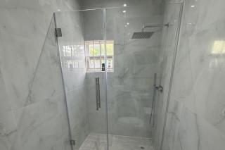 1 Bed - Sleeps 4 - Parking - 5 Min to Beach - 6