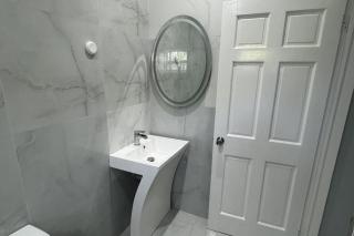1 Bed - Sleeps 4 - Parking - 5 Min to Beach - 1
