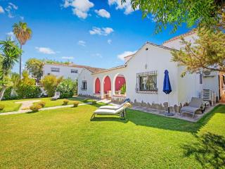 Superb beachfront villa with guest house 50m opposite - 9