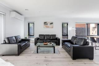 Modern Comfort in Avondale Heights Family Home - 6