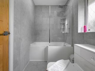 Pass the Keys Modern Comfortable Home with parking - Handforth - 7