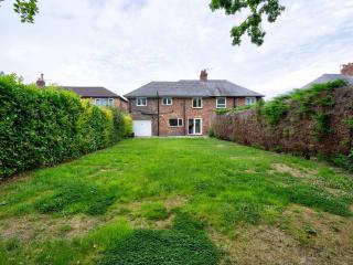 Pass the Keys Modern Comfortable Home with parking - Handforth - 2