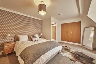 The Flat - Waresley Park Estate - 8