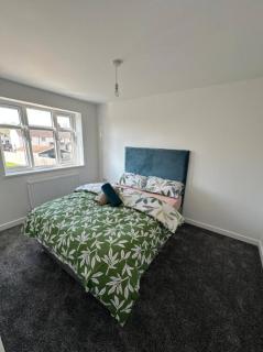 New 4-Bedroom Family Home with Free Parking - 8