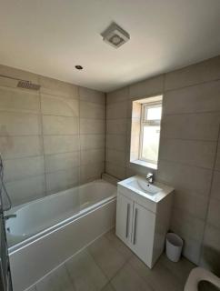 New 4-Bedroom Family Home with Free Parking - Bredbury - 7