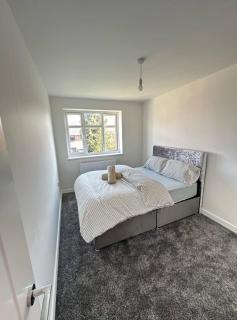 New 4-Bedroom Family Home with Free Parking - Bredbury - 3
