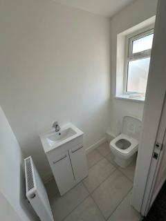 New 4-Bedroom Family Home with Free Parking - Bredbury - 1