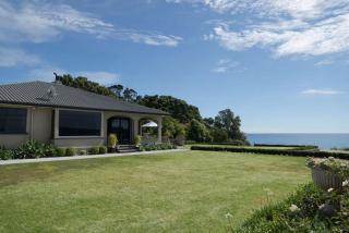 Bungalow Coastal Retreat and Terrace Studios - Tataraimaka - 8