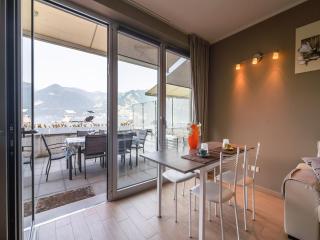 Lakefront Retreat with Garden - 8