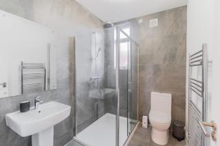 Ascot Racecourse Apartment - Free Parking - By Tempstay - 5