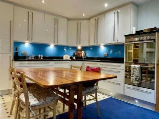 Farnham Haven: Unique Home with Courtyard - 9