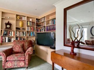 Farnham Haven: Unique Home with Courtyard - 7