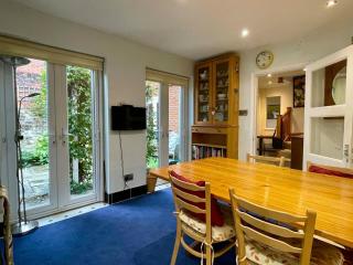 Farnham Haven: Unique Home with Courtyard - 3