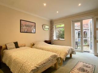 Farnham Haven: Unique Home with Courtyard - 2