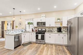 Cozy 4BR Home, Sleeps 12, Near PHL, Eagles Field, UPENN, Fast Wi-Fi, Queen Bed, Parking - East Lansdowne - 4
