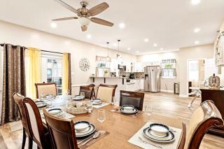 Five Star, Sleeps 12 King Bed, 12 mins to Airport - 3