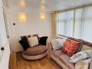 Luxe 2 Bedroom House Derby City - 3