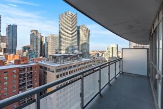 Modern 1Bd & Den Condo with Balcony Lillian St - 9