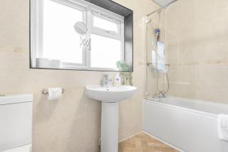 3 Bed House Sleeps 8 -Near Heathrow -Free Parking - 9