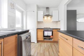 3 Bed House Sleeps 8 -Near Heathrow -Free Parking - 1