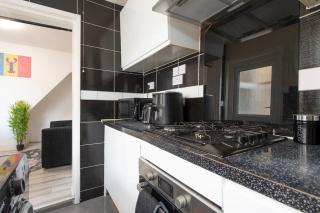 Comfort Meets Style, 4-Bedroom Home with All Essentials, Sleeps 8! Contractor Friendly! - Thornton Heath - 6