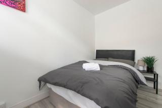 Comfort Meets Style, 4-Bedroom Home with All Essentials, Sleeps 8! Contractor Friendly! - Thornton Heath - 4