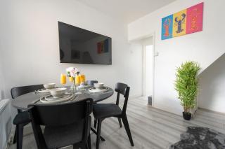 Comfort Meets Style, 4-Bedroom Home with All Essentials, Sleeps 8! Contractor Friendly! - Thornton Heath - 0