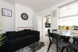 Comfort Meets Style, 4-Bedroom Home with All Essentials, Croydon, Sleeps 8! Contractor Friendly! - 0