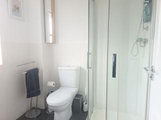 Spacious 4 Bed - Sleeps 9 - Free Parking - 3