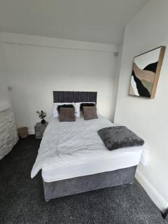 Stylish 4 Bed for long and short term stays - Longbridge - 8