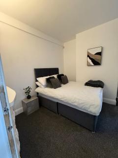 Stylish 4 Bed for long and short term stays - Longbridge - 7