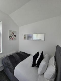 Stylish 4 Bed for long and short term stays - Longbridge - 1