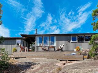 Serene Seaside Retreat in Vesteroy-By Traum - 9