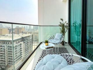 Lavish Studio Apt in Binghatti Azure - Pool & Gym - 2