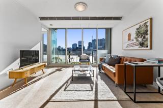 Crown Skyline Views - 1BR Apartment with Balcony and Pool - Melbourne - 4