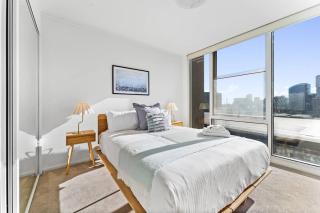 Crown Skyline Views - 1BR Apartment with Balcony and Pool - Melbourne - 9