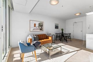 Crown Skyline Views - 1BR Apartment with Balcony and Pool - Melbourne - 2