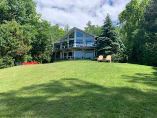 Luxurious Lakefront Cottage, Sleeps 12 - 0