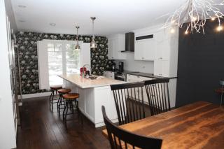Luxurious Lakefront Cottage, Sleeps 12 - 9