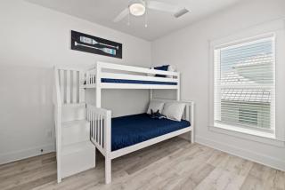 Lighthouse Landing - Half Block to Beach - 1