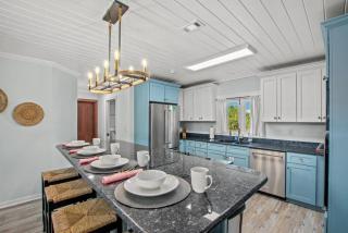 Coastal Cutie - 2 blocks to the beach - 8