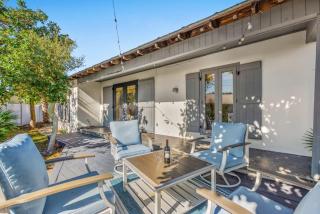 Coastal Cutie - 2 blocks to the beach - 5